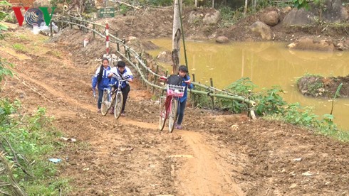 Programa de bicicletas prestadas pone alas a sueños de alumnos pobres en Lao Cai - ảnh 1
