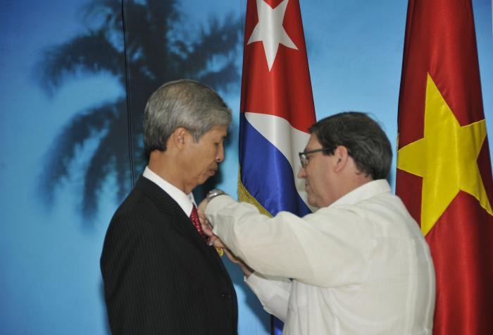 Condecorado en Cuba embajador de Vietnam - ảnh 2