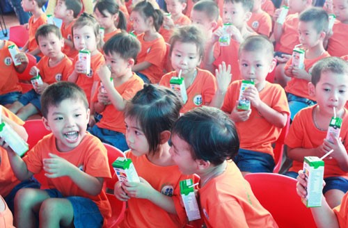 Programa “Leche escolar” ayuda a elevar estatura media de niños en Bac Ninh - ảnh 1