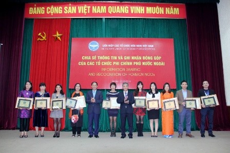Condecoradas 30 organizaciones no gubernamentales foráneas en Vietnam - ảnh 1