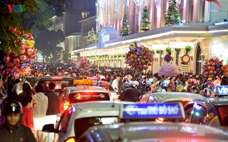 Ambiente navideño en grandes ciudades de Vietnam - ảnh 3