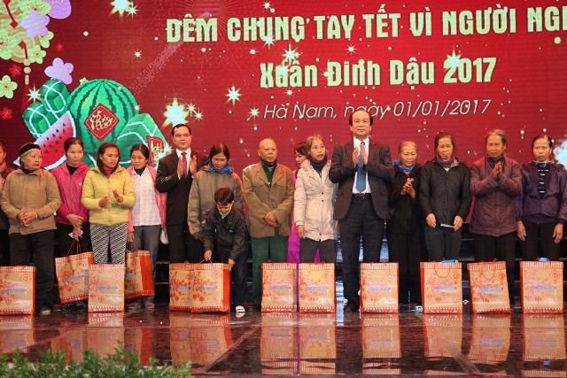 Numerosas localidades vietnamitas celebran actividades a favor de los pobres  - ảnh 1