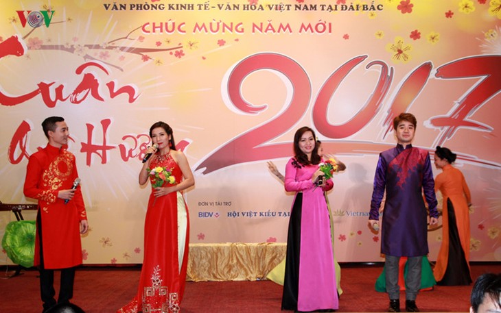 Vietnamitas en Taiwán dan bienvenida a Nuevo Año Lunar 2017 - ảnh 1
