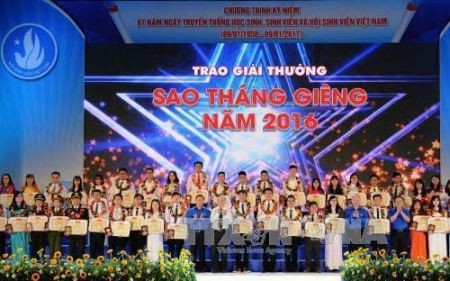 Honran a estudiantes sobresalientes de Vietnam  - ảnh 1