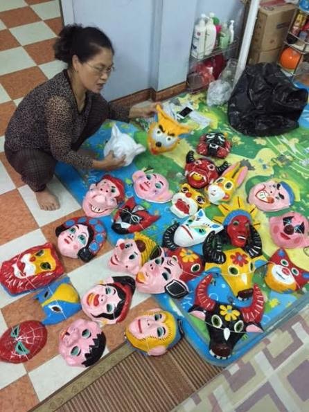 Única familia fabricante de tradicionales máscaras de cartulina en Hanoi - ảnh 3