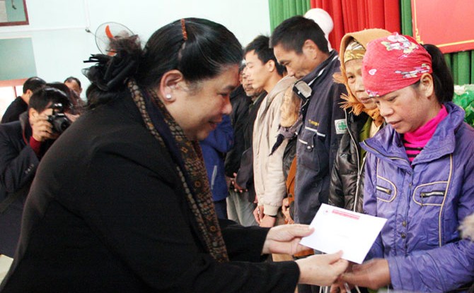 Vicepresidenta del Parlamento de Vietnam visita personas necesitadas en Bac Giang  - ảnh 1
