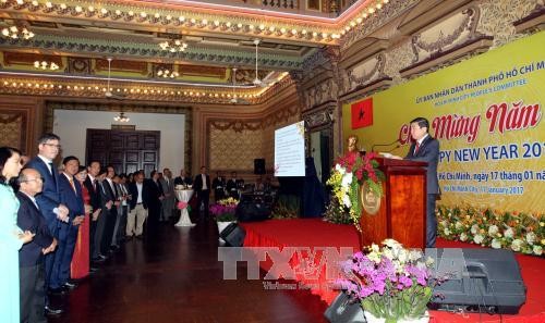 Dirigentes de Ciudad Ho Chi Minh se reúnen con organizaciones internacionales - ảnh 1