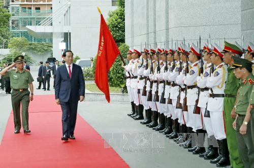 Presidente vietnamita visita fuerzas armadas y policiales de Ciudad Ho Chi Minh - ảnh 1