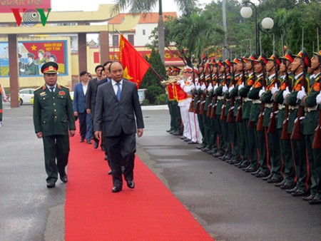 Primer Ministro Nguyen Xuan Phuc visita Mando de la Zona Militar - ảnh 1