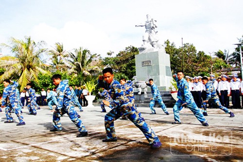 Compatriotas del distrito Truong Sa celebran nueva primavera con felicidad y prosperidad - ảnh 2