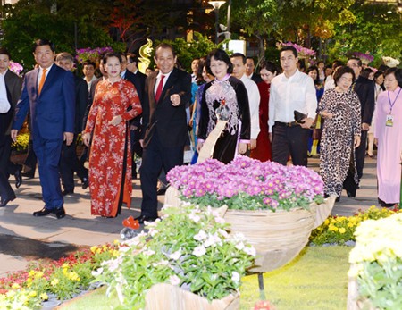 Inauguran camino de flores en saludo al Año Nuevo Lunar en Ciudad Ho Chi Minh - ảnh 1
