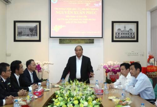 Primer ministro vietnamita visita Rama de Aduanas de Tan Son Nhat - ảnh 1