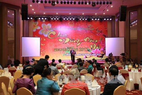 Compatriotas vietnamitas en Laos se reúnen en ocasión del Tet  - ảnh 1