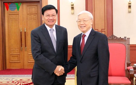 Líder partidista de Vietnam recibe al primer ministro laosiano  - ảnh 1