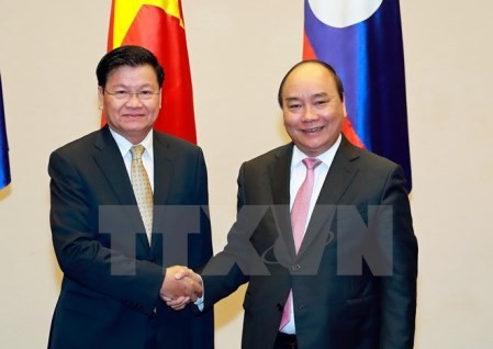 Primer ministro de Laos concluye exitosa visita en Vietnam  - ảnh 1