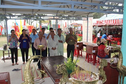 Pescadores celebran Festival de Nghing Ong en provincia de Ben Tre - ảnh 1