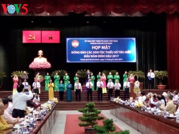 Autoridades de Ciudad Ho Chi Minh se reúnen con representantes de minorías étnicas - ảnh 1