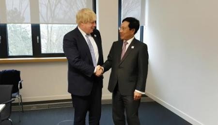 Canciller de Vietnam se reúne con altos diplomáticos del Reino Unido, Estados Unidos y Brasil - ảnh 1