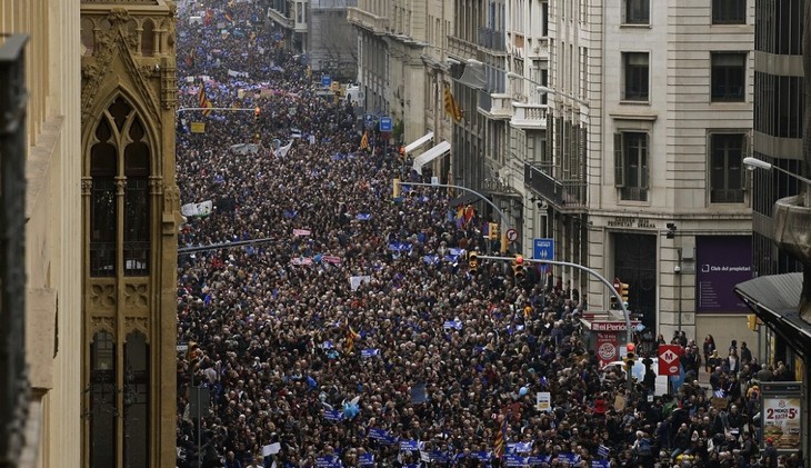 Manifestación masiva a favor de refugiados en Barcelona - ảnh 1