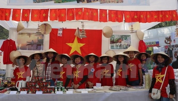 Vietnam promociona productos tradicionales en bazar humanitario en India - ảnh 1