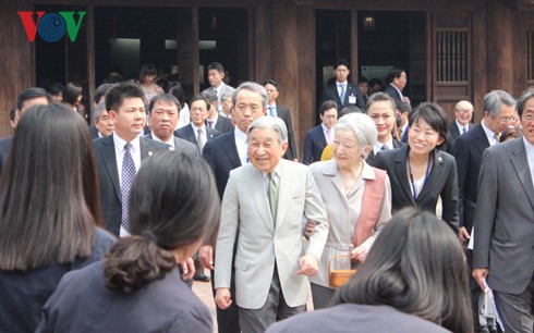 Monarcas japoneses se reúnen con estudiantes vietnamitas - ảnh 1
