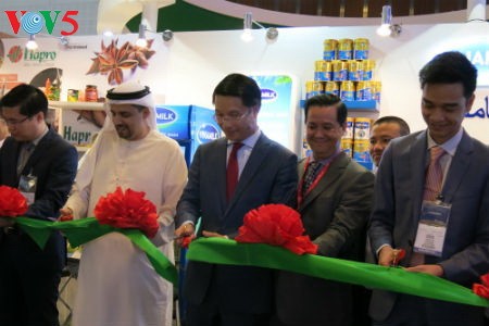Empresas vietnamitas promueven productos agrícolas en feria Gulfood en Dubai - ảnh 1
