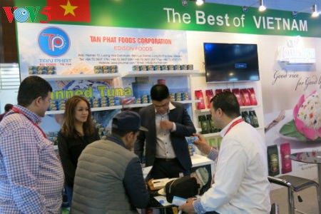 Empresas vietnamitas promueven productos agrícolas en feria Gulfood en Dubai - ảnh 7