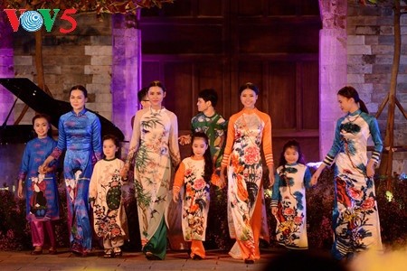 Promueven en Ciudad Ho Chi Minh belleza de la túnica tradicional Ao Dai - ảnh 1