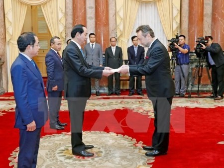 Presidente de Vietnam recibe a embajadores recién acreditados - ảnh 1