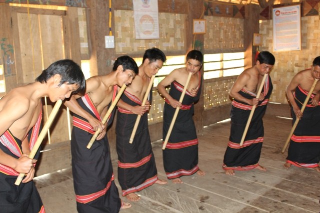 Dinh Tut, original instrumento musical de la etnia Gie Trieng - ảnh 1
