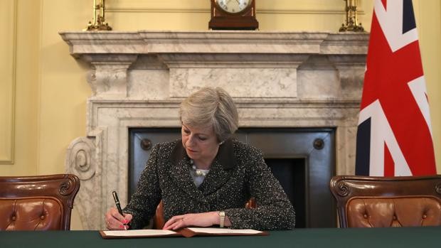 Theresa May firma la carta que solicita la salida del Reino Unido de la UE - ảnh 1