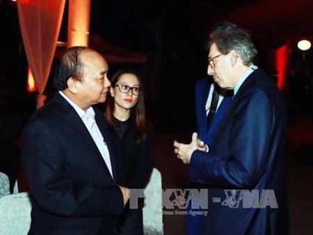 Primer ministro de Vietnam da bienvenida a empresarios extranjeros - ảnh 1