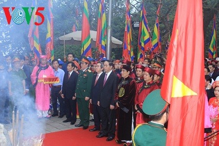 Vietnamitas unidos en el culto a los reyes fundadores de la nación - ảnh 1