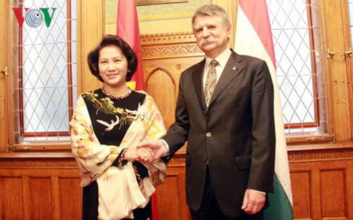 Presidenta del Parlamento vietnamita conversa con homólogo húngaro en Budapest - ảnh 1