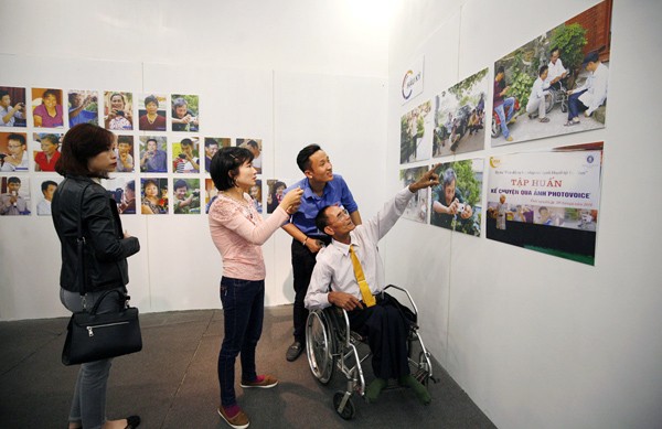 Esfuerzos de superación de discapacitados resaltan en exposición en Hanoi - ảnh 1