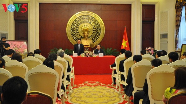Vice premier vietnamita visita embajada nacional en China  - ảnh 1