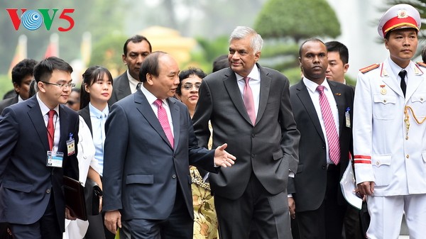 Premier esrilanqués inicia visita a Vietnam para promover relaciones bilaterales - ảnh 1
