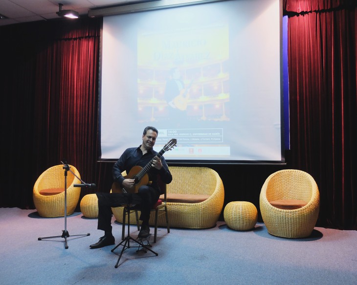 Guitarrista mexicano actúa en la Semana Cultural de los países hispanohablantes en Hanoi - ảnh 1