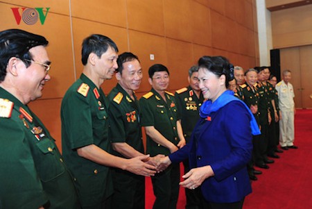Parlamento vietnamita perfecciona políticas a favor de personas meritorias - ảnh 1