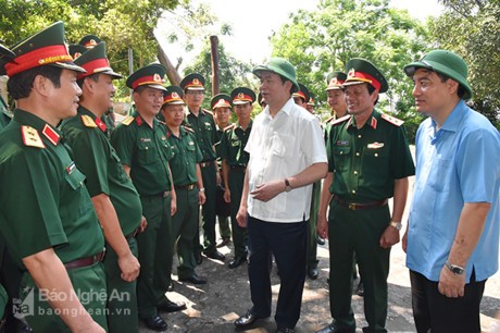 Presidente vietnamita visita a las fuerzas armadas en provincia central - ảnh 1
