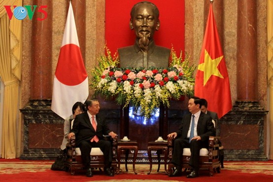 Dirigentes vietnamitas se reúnen con el jefe de la Cámara de Representantes de Japón - ảnh 1