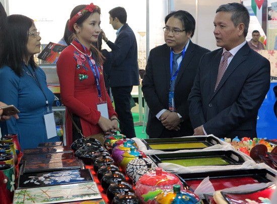 Empresas vietnamitas presentan productos típicos del país en feria comercial de Argelia - ảnh 1