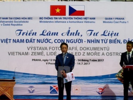 Exposición en Praga presenta la belleza del mar y de las islas vietnamitas - ảnh 1