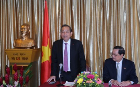 Vicepremier de Vietnam visita la Embajada nacional en Singapur  - ảnh 1