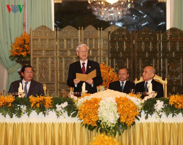Líder político de Vietnam finaliza su visita oficial a Camboya - ảnh 1