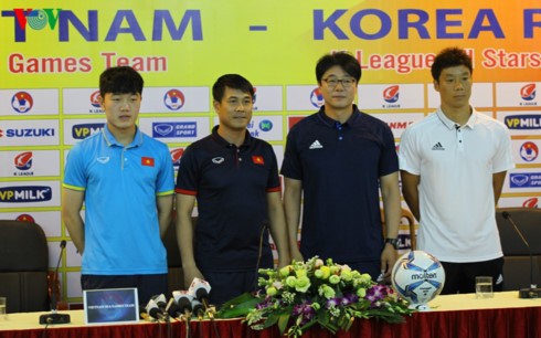 Futbolistas Sub 22 de Vietnam compiten con estrellas surcoreanas  - ảnh 1