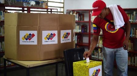 Abren colegios electorales en Venezuela para elegir a los asambleístas  - ảnh 1