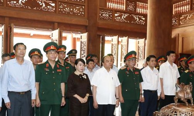 Rinden homenaje al Presidente Ho Chi Minh - ảnh 1