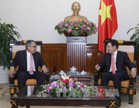 El viceprimer ministro y canciller vietnamita recibe a delegaciones de Cuba y Laos  - ảnh 1