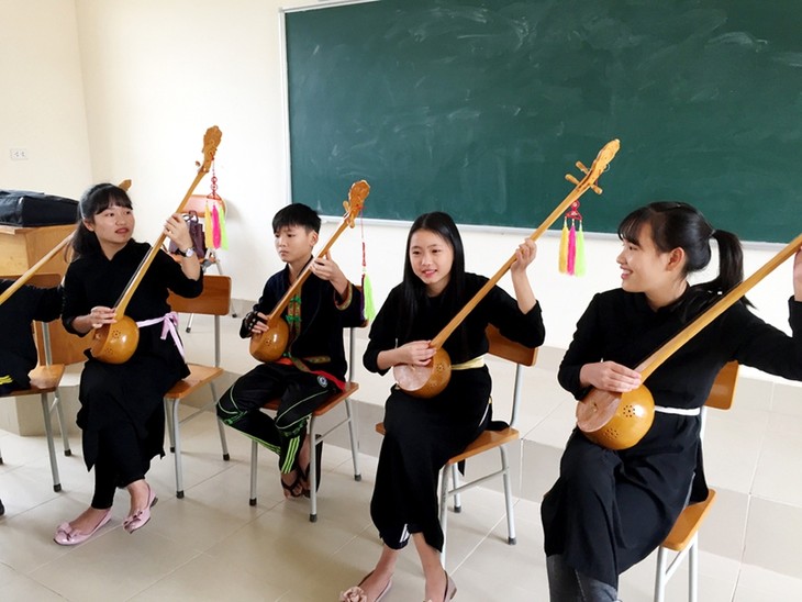 Quang Ninh estimula a los niños a preservar la identidad cultural de sus etnias - ảnh 1